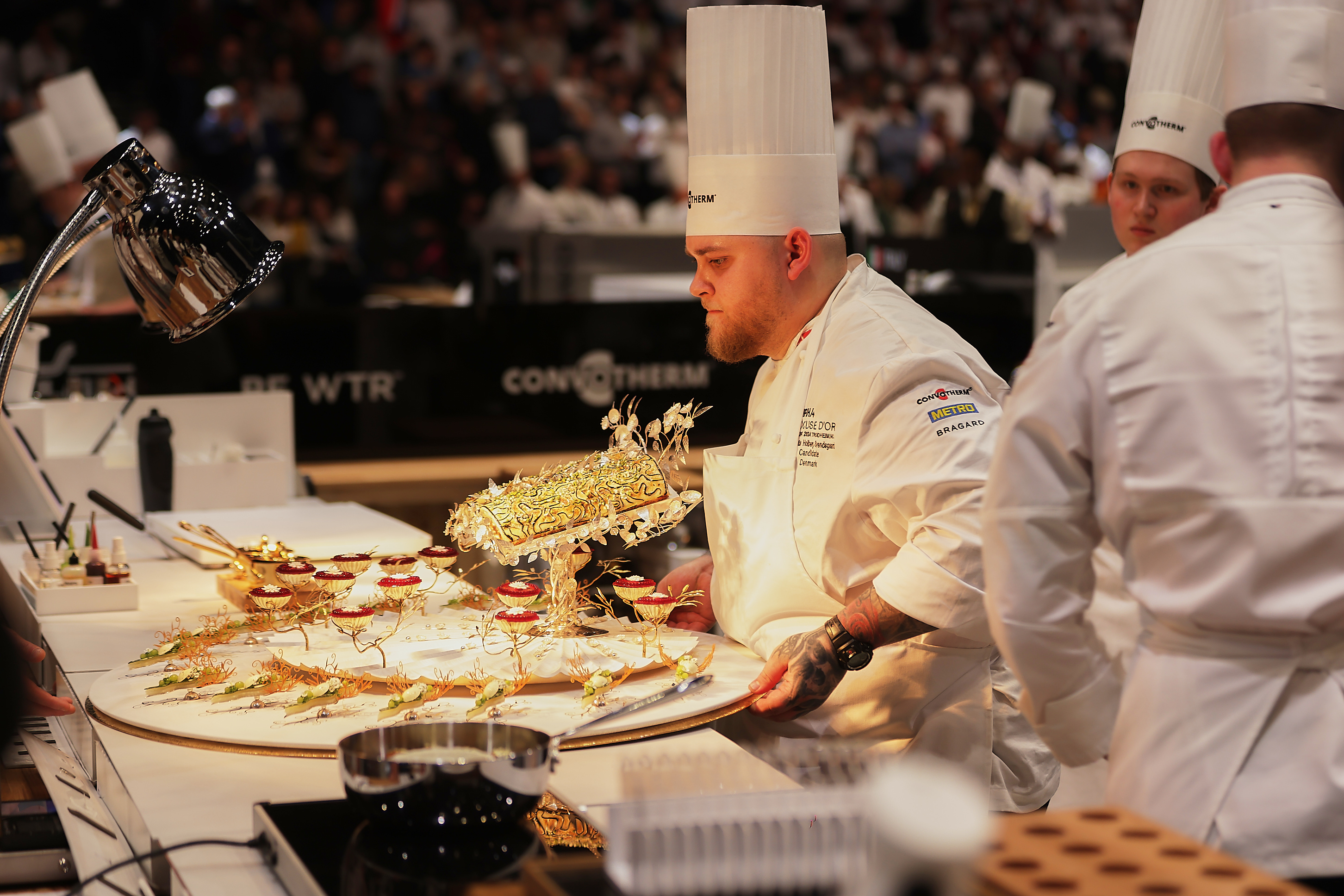 Sebastian Holberg Svendsgaard til Bocuse d'Or Europe-finalen i Trondheim i 2024. Foto: Jesper Bøjlund.