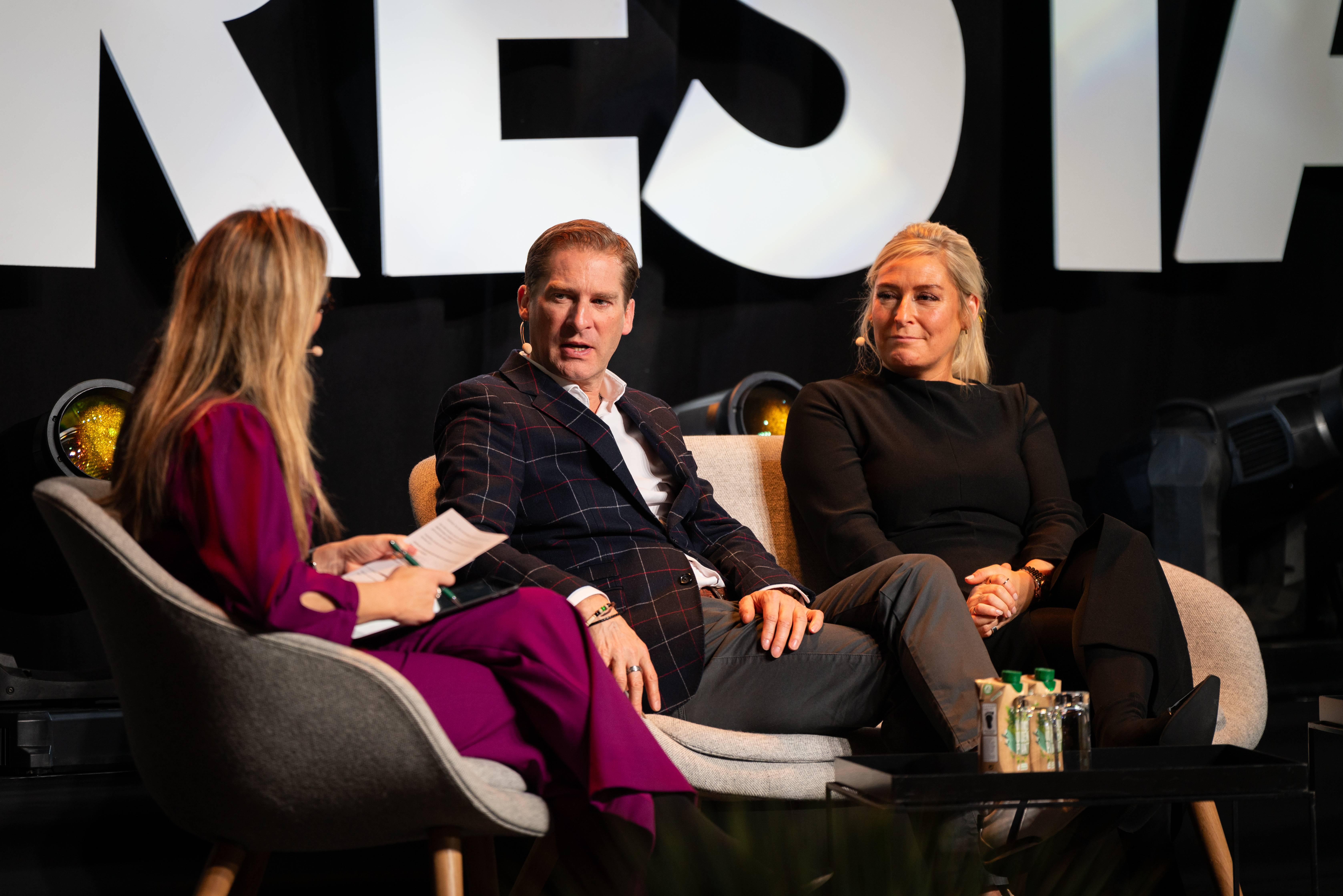 Debat på scenen. Fra venstre: Anne Sophia Hermansen, keynote speaker Ken Hughes og robotekspert Tina Dyhr Dupont. Foto: Arek Pedersen.